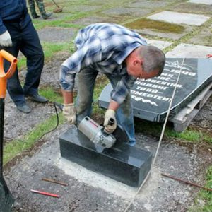 Демонтаж старых надгробных сооружений